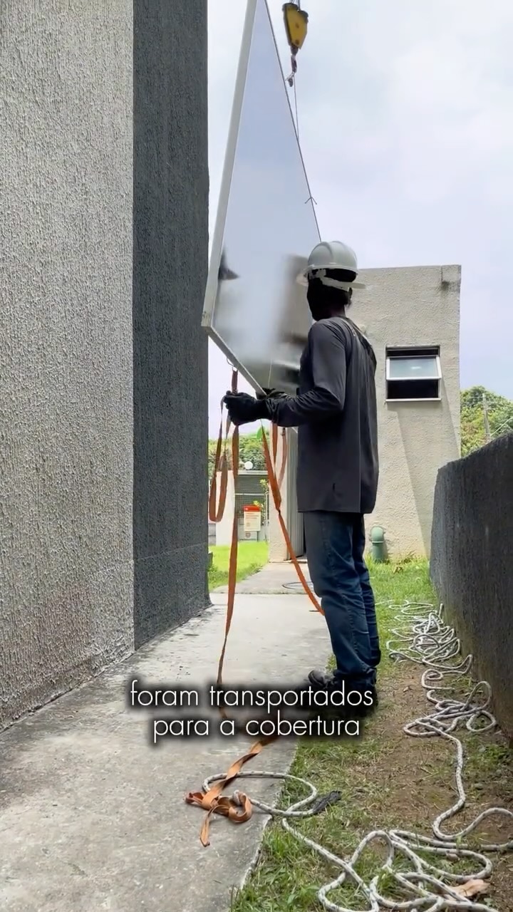 Equipe da Radial içando painéis solares na obra do Condomínio Riviera