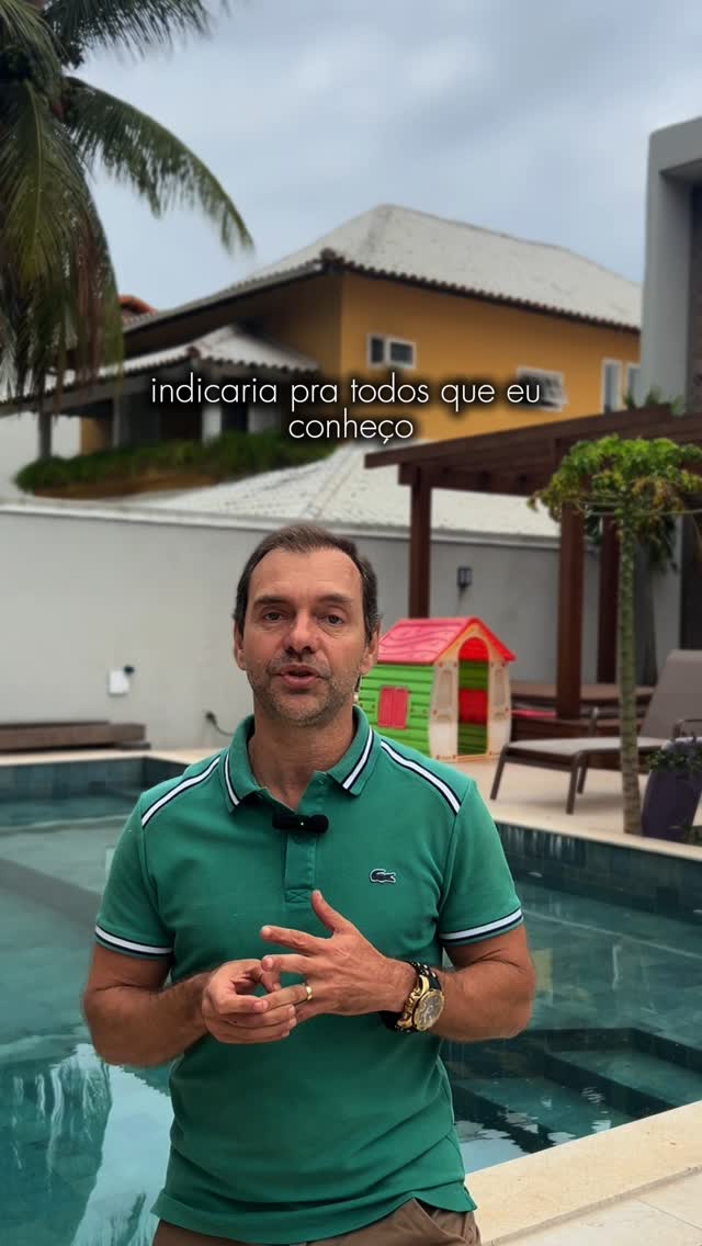 Stefano na área da piscina de sua casa, cliente da Radial